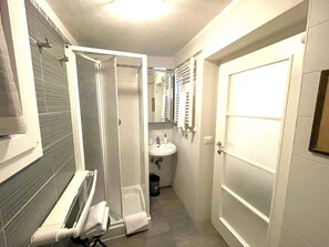 Junior Suite | Bathroom | Shower, hair dryer, bidet, towels