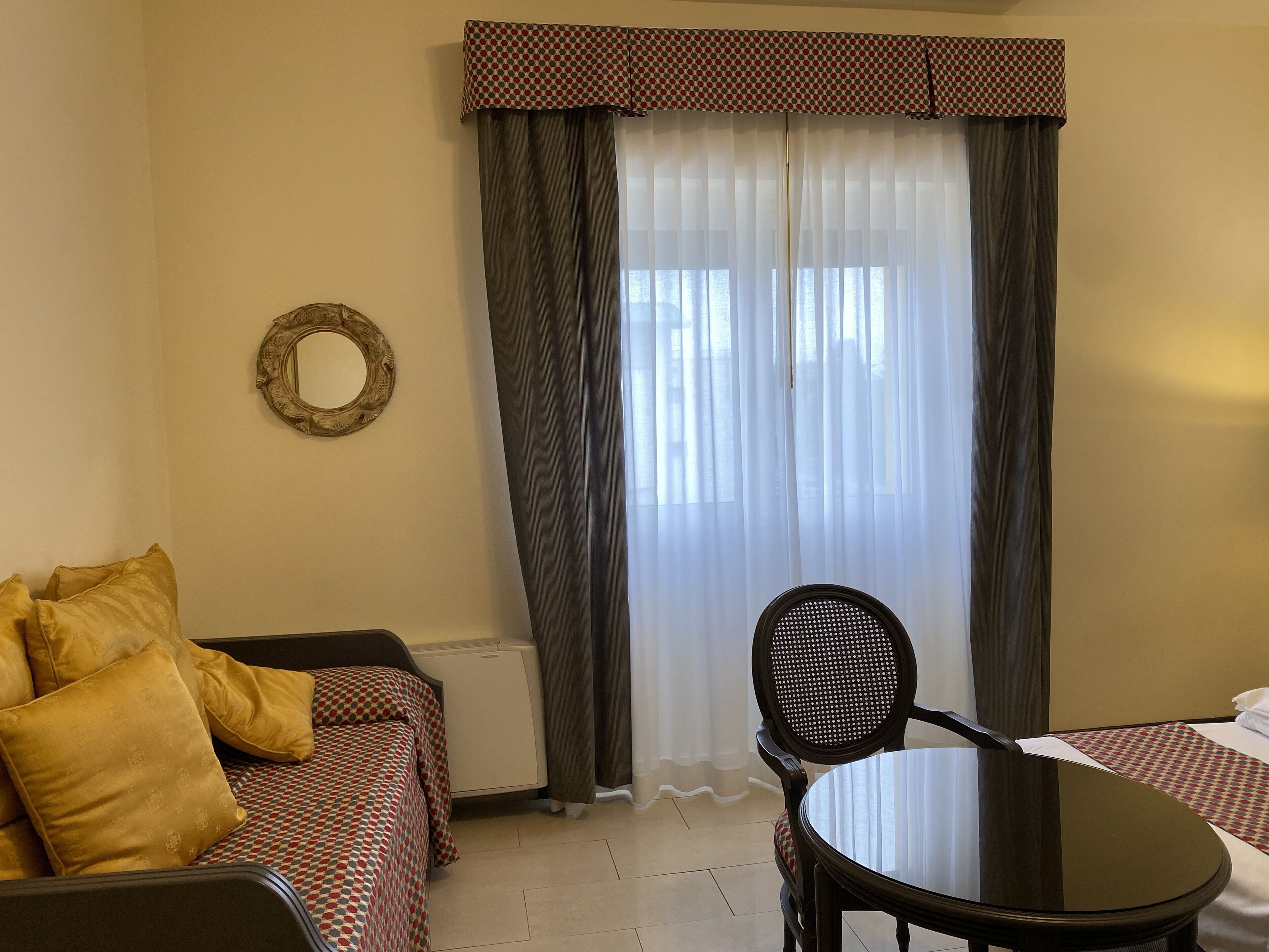 standard triple room | 1 bedroom, minibar, in-room safe, desk