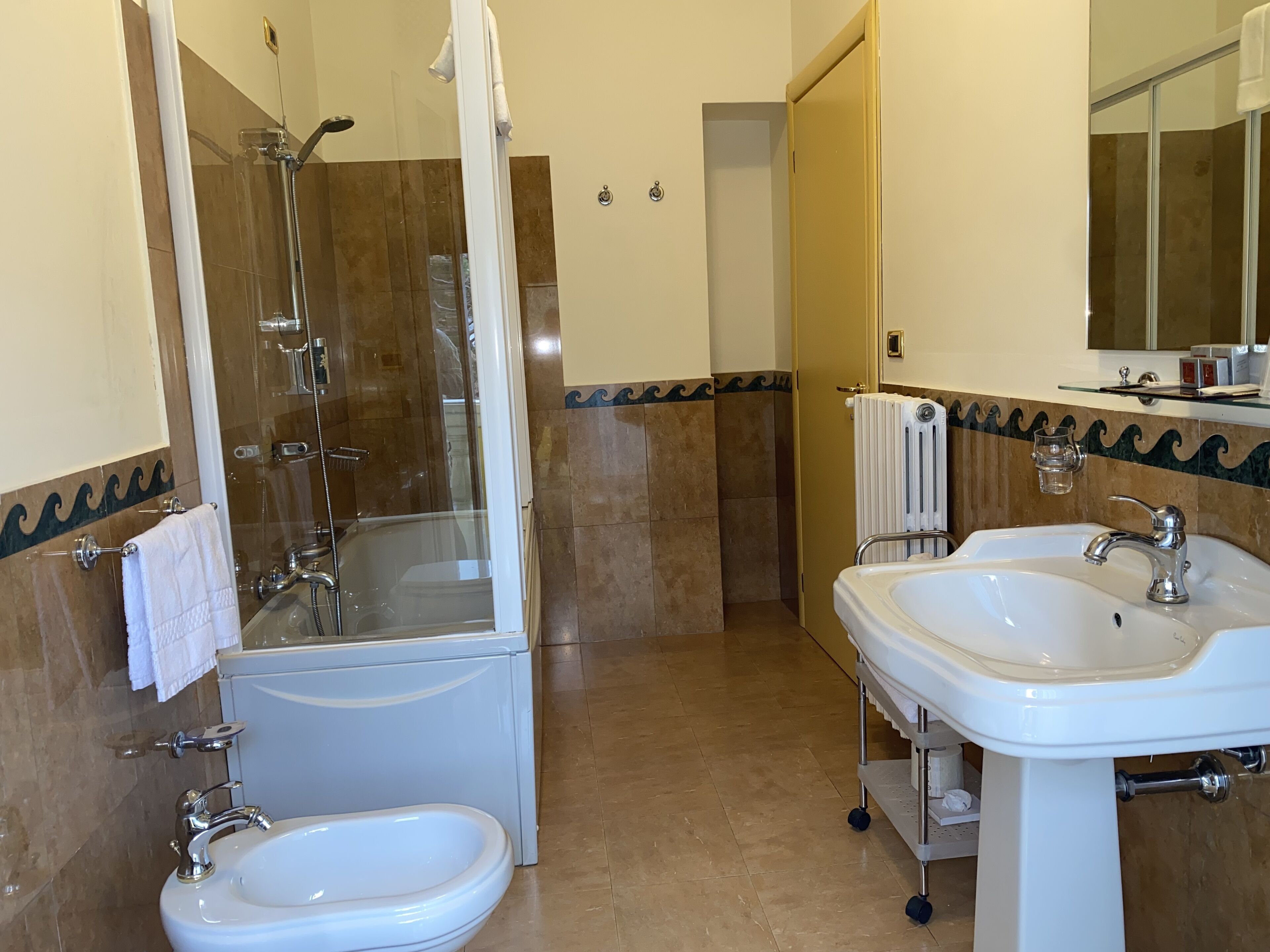 Un baño con bañera, inodoro y lavabo.