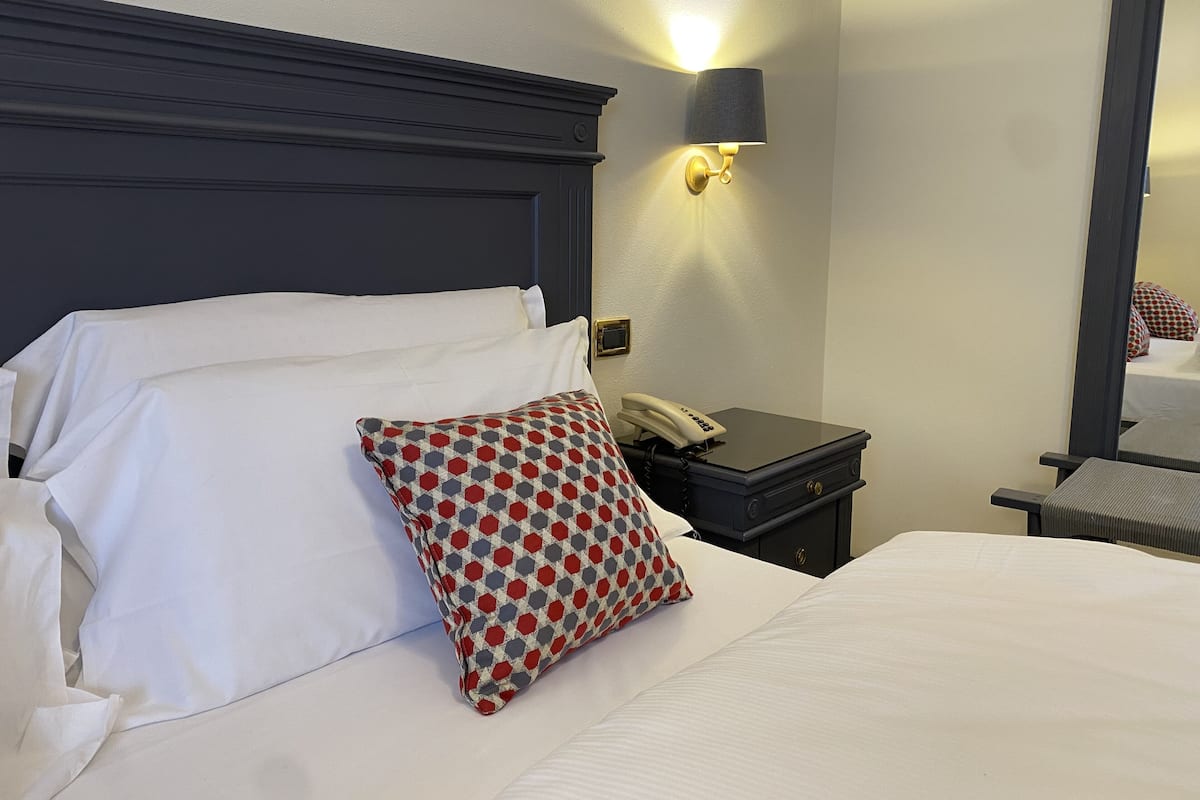 Chambre Triple Standard | Minibar, coffres-forts dans les chambres, bureau, Wi-Fi gratuit