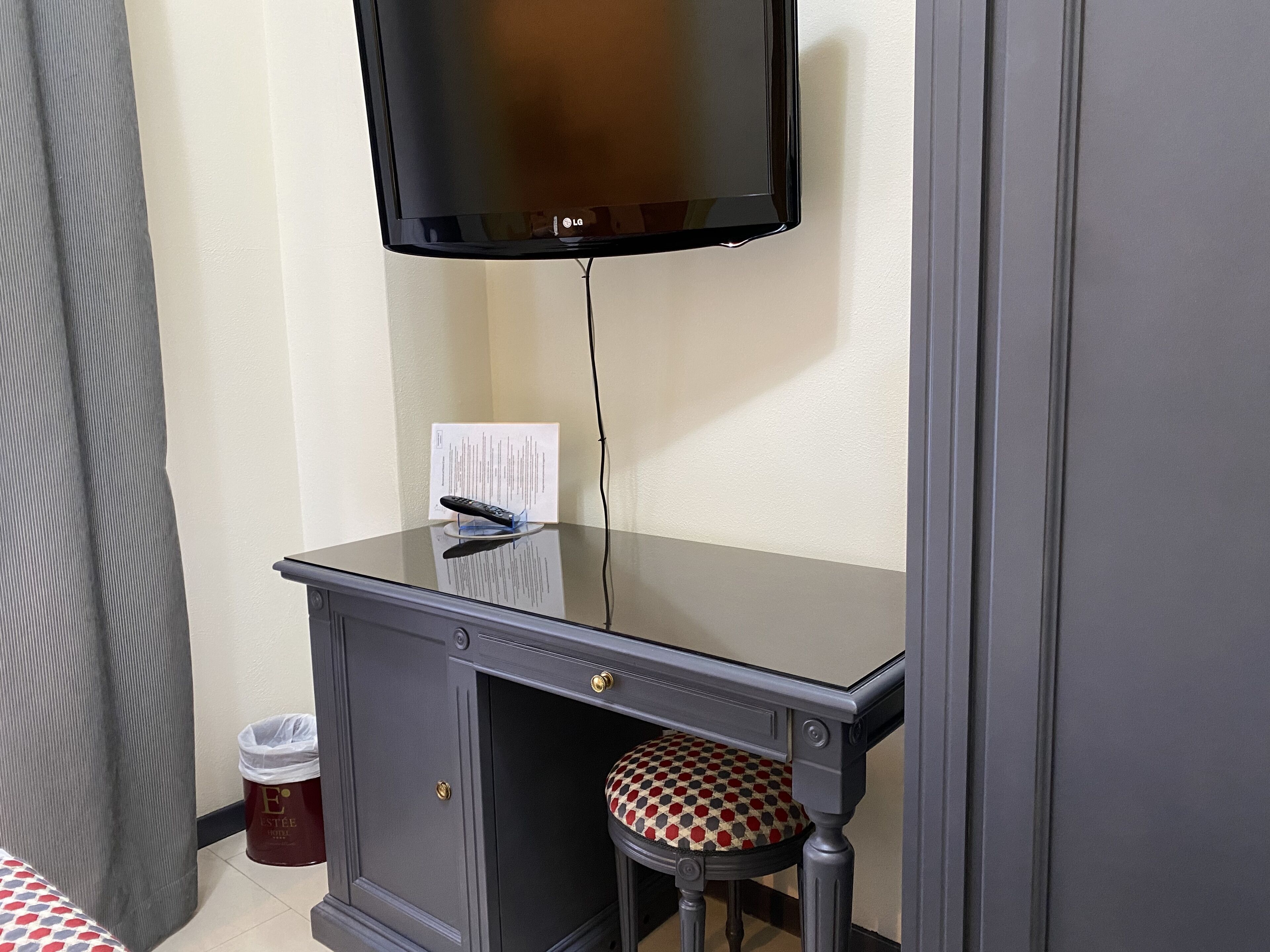 single room | 1 bedroom, minibar, in-room safe, desk