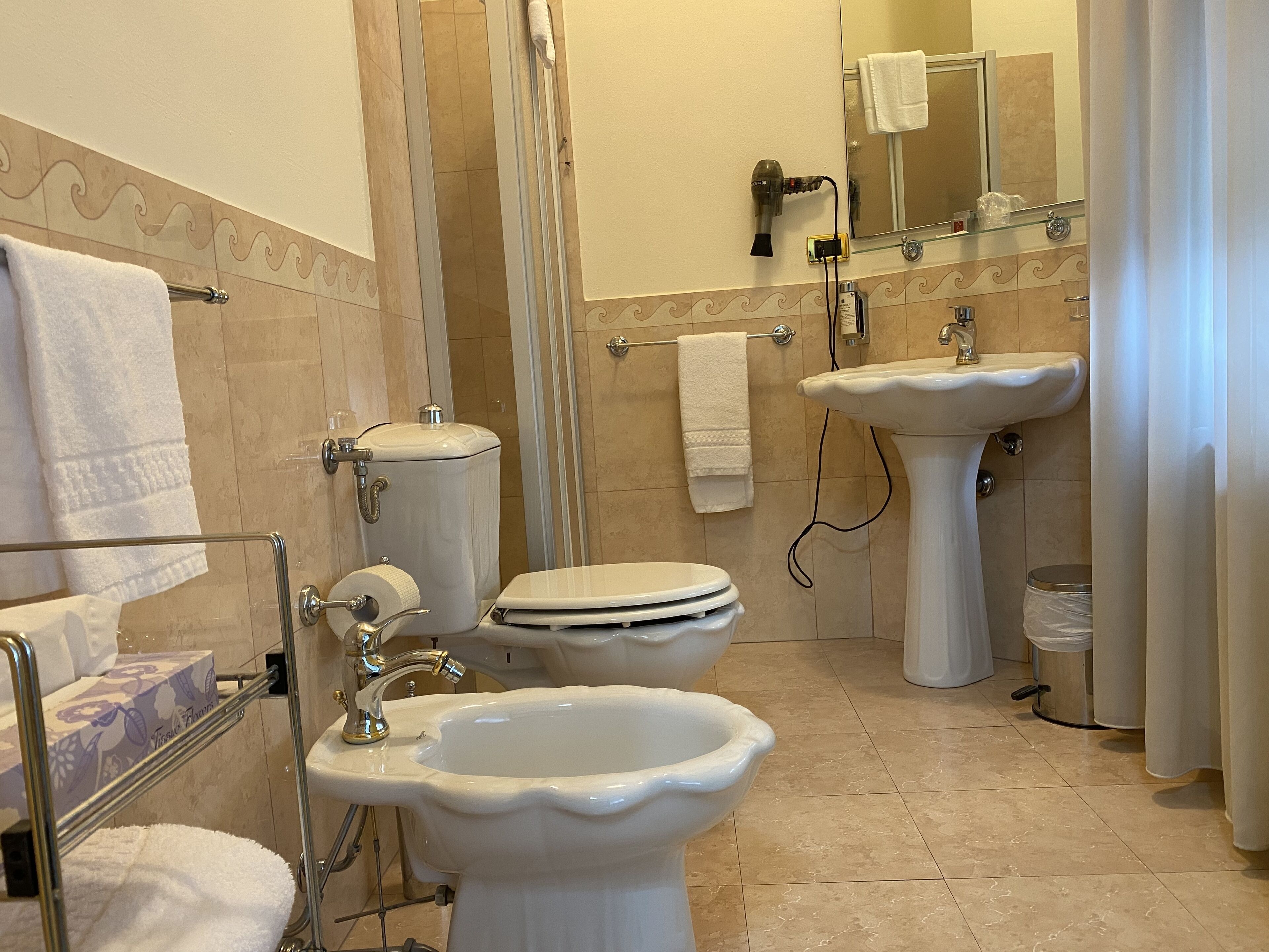 single room | bathroom | combined shower/bathtub, free toiletries, hair dryer, slippers