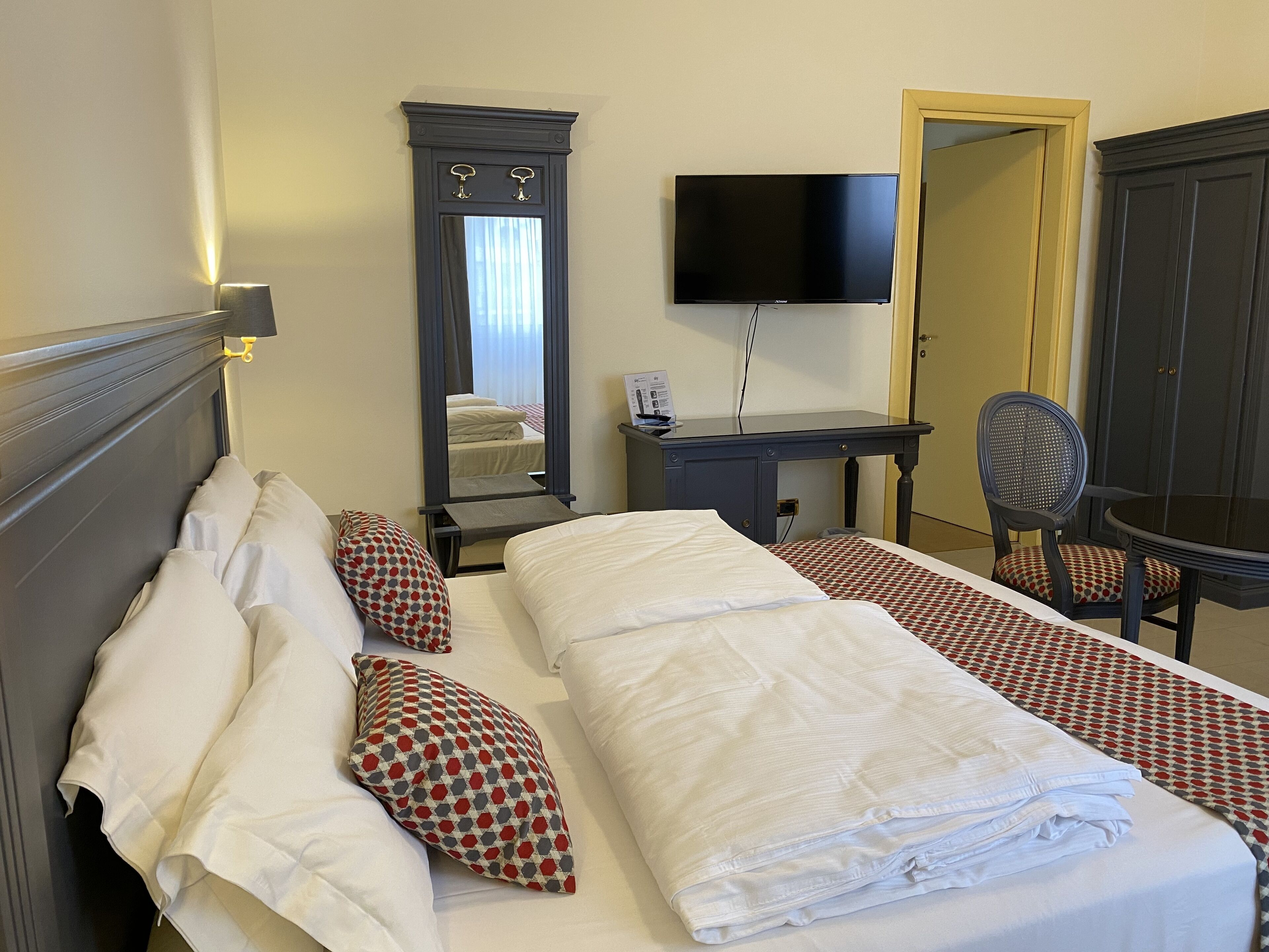 standard triple room | 1 bedroom, minibar, in-room safe, desk