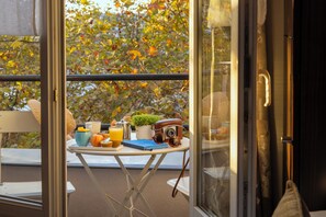 خزنة داخل الغرفة ومكتب وستائر تعتيم وتجهيزات عازلة للصوت