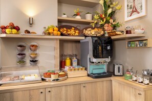 Daily buffet breakfast for a fee - Jack's Hotel (Paris)