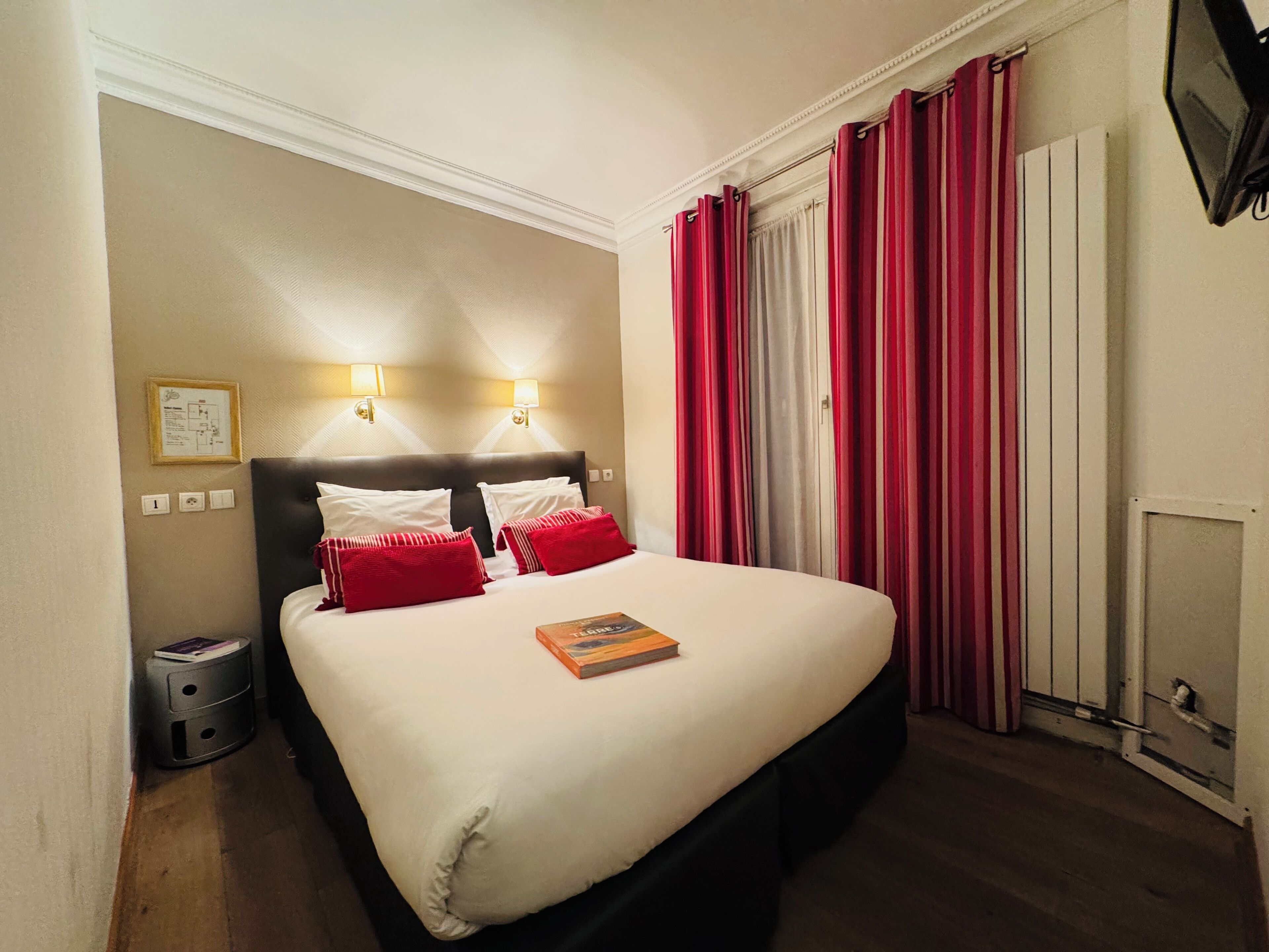 Coffre-fort, bureau, système d’insonorisation, accès au Wi-Fi (inclus)