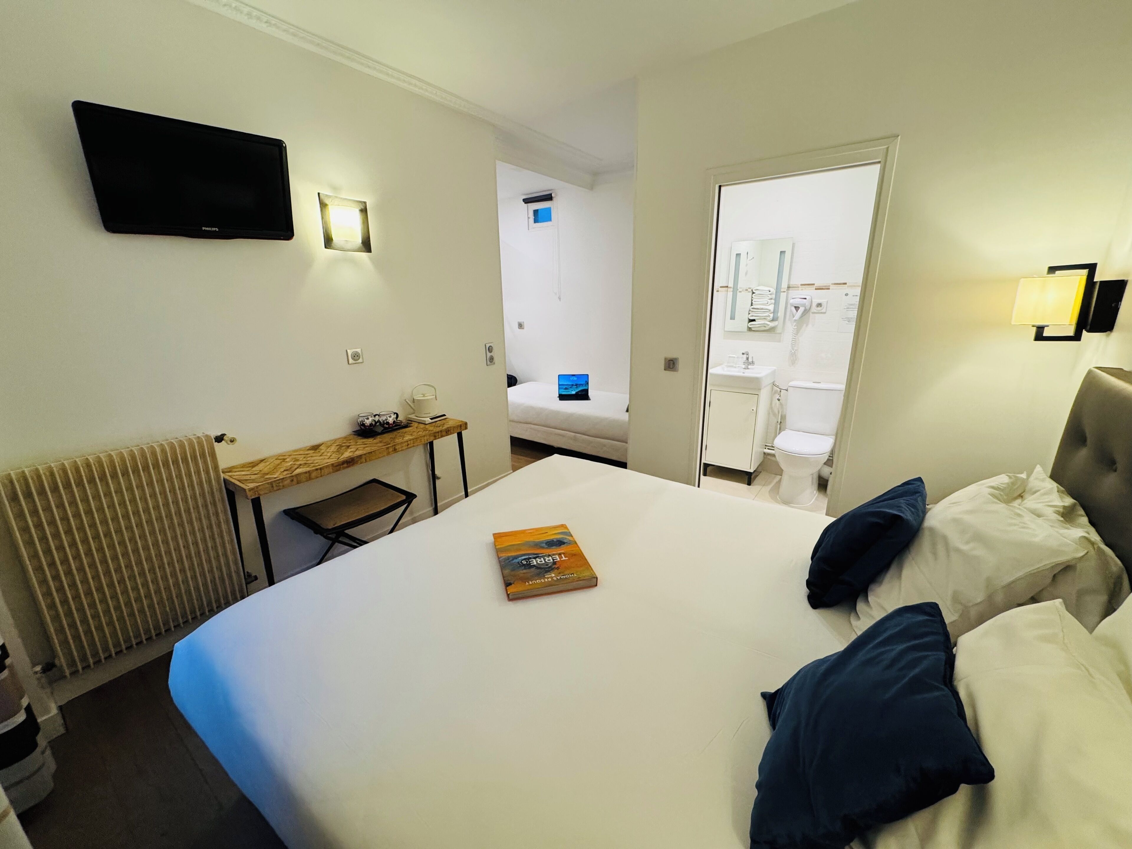 Chambre Triple 3 personnes | Coffre-fort, bureau, système d’insonorisation, accès au Wi-Fi (inclus)