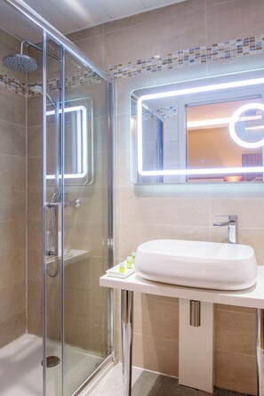 Chambre Triple Standard | Salle de bain