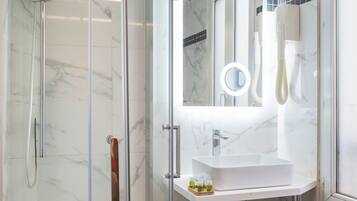 Quarto triplo standard | Banheiro | Toalhas de banho