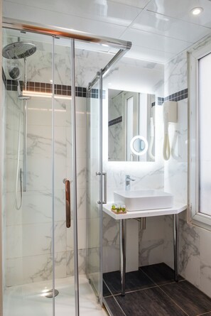 Chambre Triple Standard | Salle de bain | Serviettes fournies