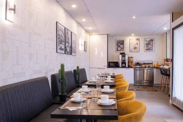 Desayuno buffet todos los días (EUR 12 por persona)