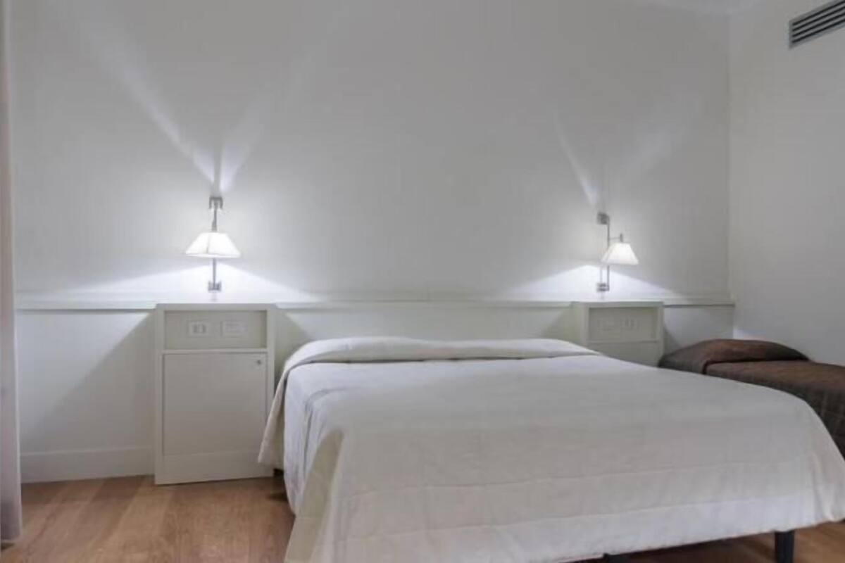 1 bedroom, Frette Italian sheets, premium bedding, memory foam beds