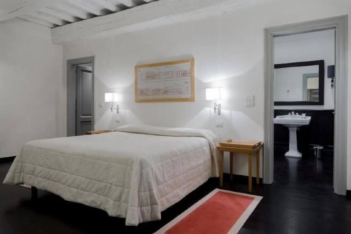 1 bedroom, Frette Italian sheets, premium bedding, memory foam beds