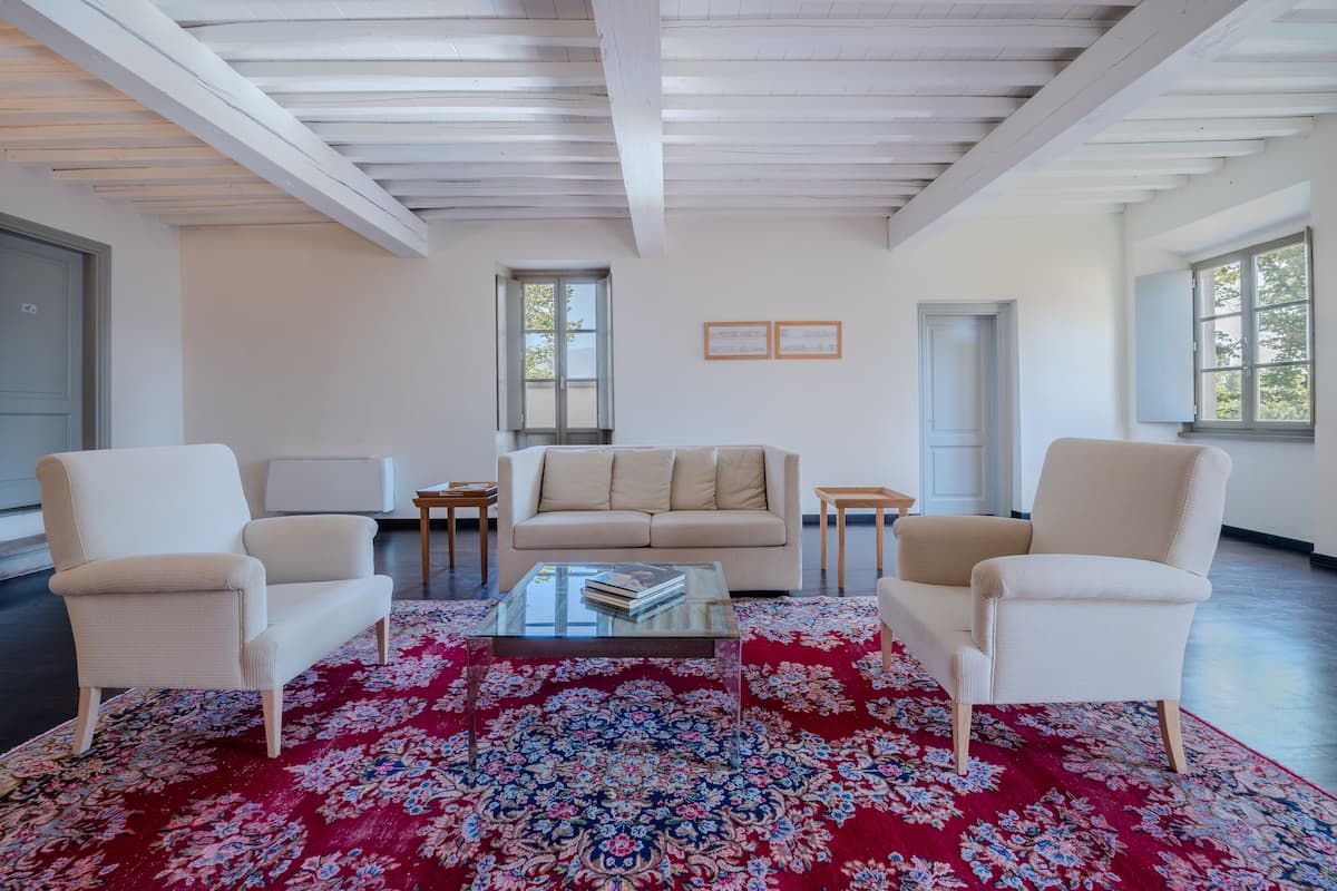 Suíte luxo, 2 quartos | Área de estar | TV de tela plana 36 polegadas com canais a cabo, TV, pebolim