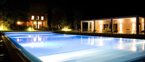 Piscine extérieure, parasols de plage, chaises longues