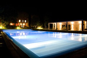 Außenpool, geöffnet von 09:00 Uhr bis 20:00 Uhr, Sonnenschirme