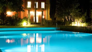 Fachada da propriedade Ă noite