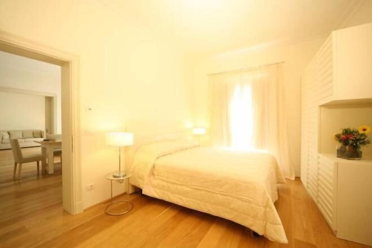 1 bedroom, Frette Italian sheets, premium bedding, memory foam beds