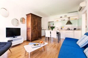 Apartment, 1 Bedroom, Kitchenette, City View | Living area