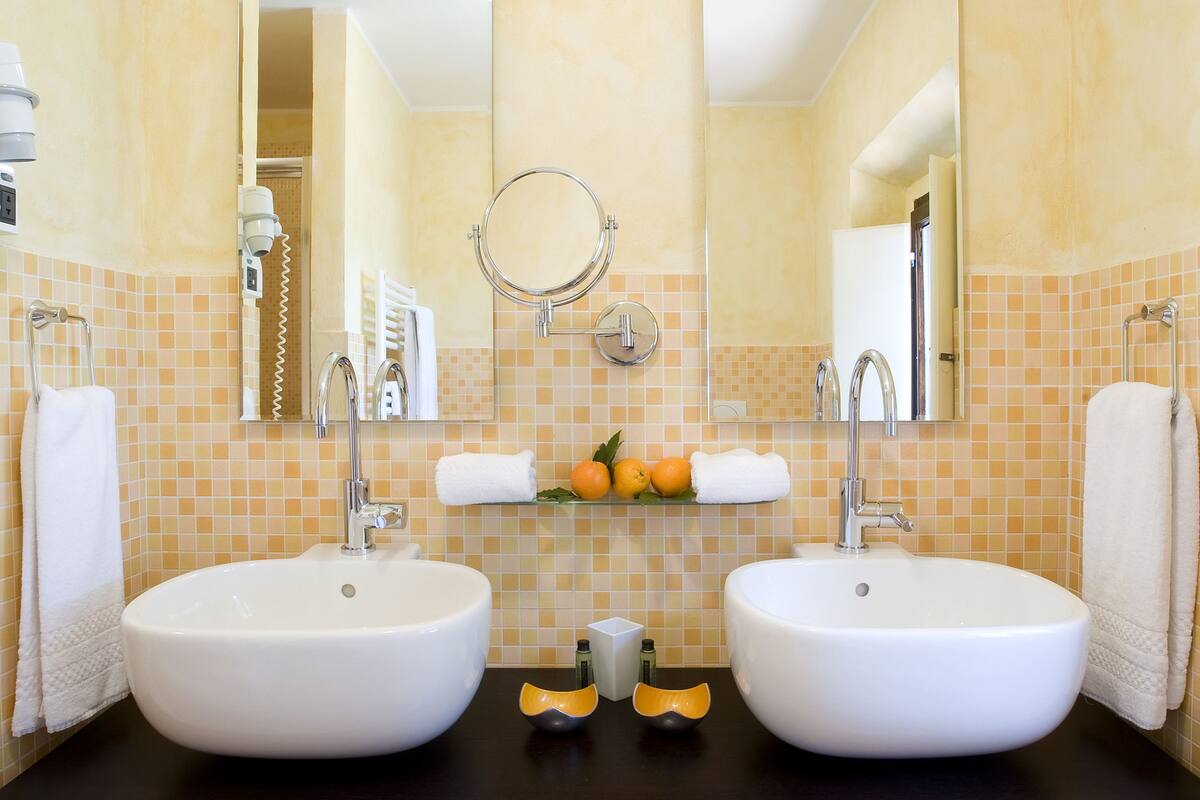 shower, rainfall showerhead, free toiletries, hair dryer