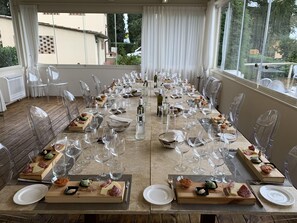 Petit déjeuner, déjeuner et dîner servis sur place