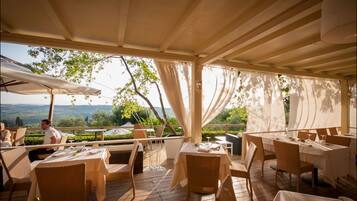 Petit déjeuner, déjeuner et dßner servis sur place, vue sur la piscine