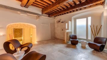 Couples treatment room(s), sauna, hot tub, steam room