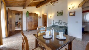 Italienske Frette-laken, safe på rommet, skrivebord og lydisolert
