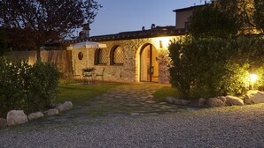 leilighet for tre personer with private garden | Italienske Frette-laken, safe på rommet, skrivebord og lydisolert