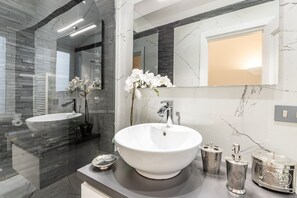 Luxury Condo | Bathroom | Free toiletries, towels - Daphne Luxury Suites (Rome)