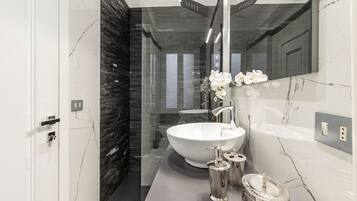 Condo de lujo | Baño | Amenidades de baño gratuitas y toallas