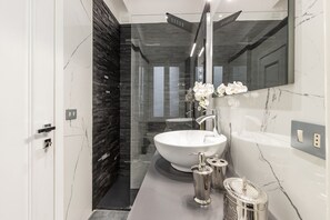 Condo luxueux | Salle de bain | Articles de toilette (gratuits), serviettes fournies
