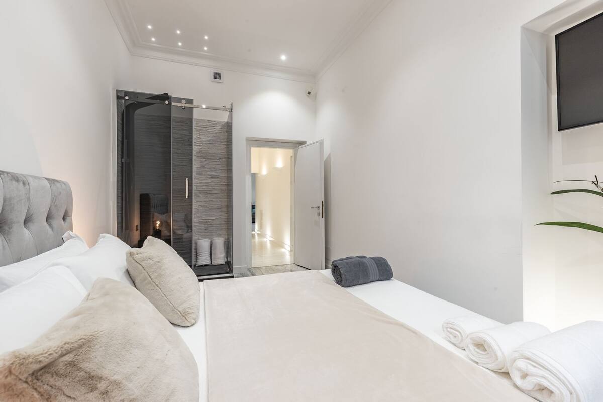 Luxury Condo | In-room safe, desk, iron/ironing board, WiFi (free)