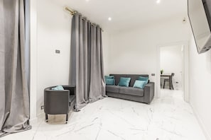 Apartamento de lujo | Zona de estar | Televisión LED de 30 pulgadas con canales digitales, una televisión