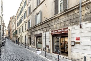 Front of property - Daphne Luxury Suites (Rome)
