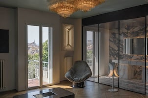 Minibar, caja de seguridad en la habitación y decoración personalizada