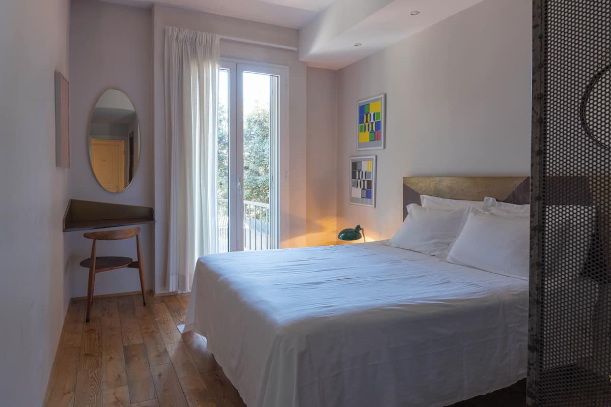 1 quarto, frigobar, cofres nos quartos, individualmente decorados