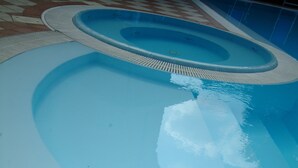 Utendørsbasseng