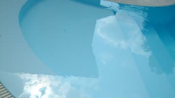 Piscina stagionale all'aperto, una piscina in terrazza