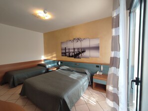 Triple Room | Frette Italian sheets, in-room safe, desk, soundproofing - Hotel Albergo Al Cacciatore (Desenzano del Garda)