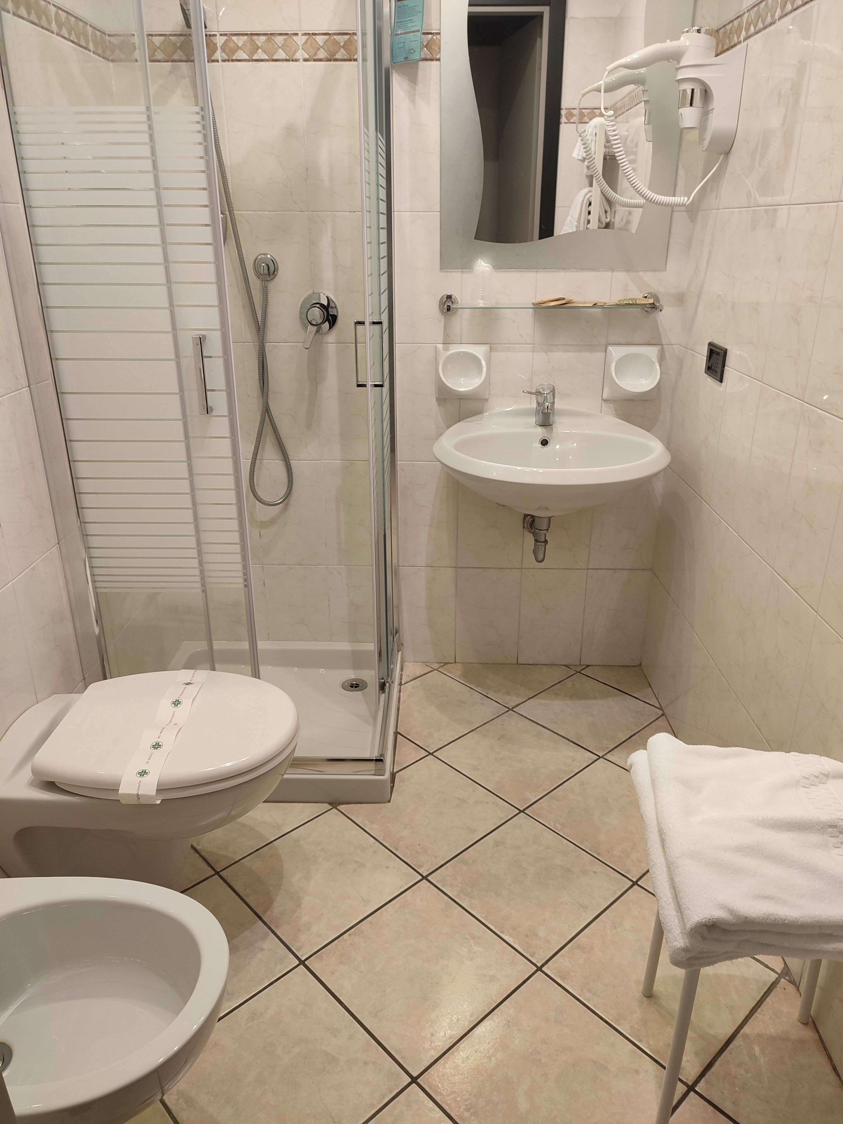 double room | bathroom | shower, free toiletries, hair dryer, bidet