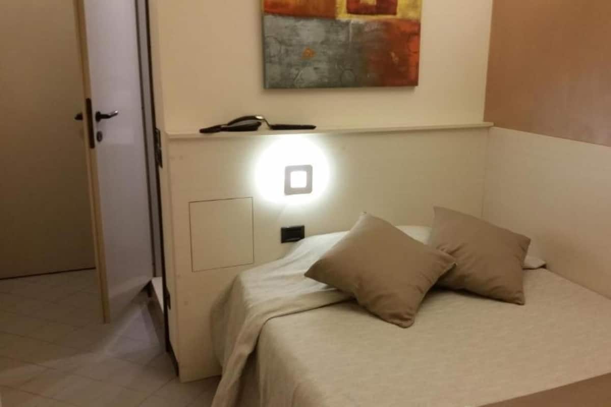 Basic Single Room | Frette Italian sheets, in-room safe, desk, soundproofing