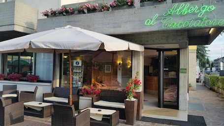 Entrada de la propiedad. Hotel Albergo Al Cacciatore