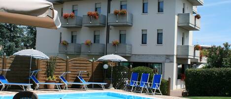 Seasonal outdoor pool, a rooftop pool, pool umbrellas, sun loungers