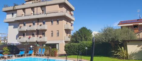 Piscine extérieure (ouverte en saison), piscine sur le toit