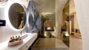 Grotta Patio | Baño | Ducha, cabezal de ducha tipo lluvia, secador de pelo y albornoces