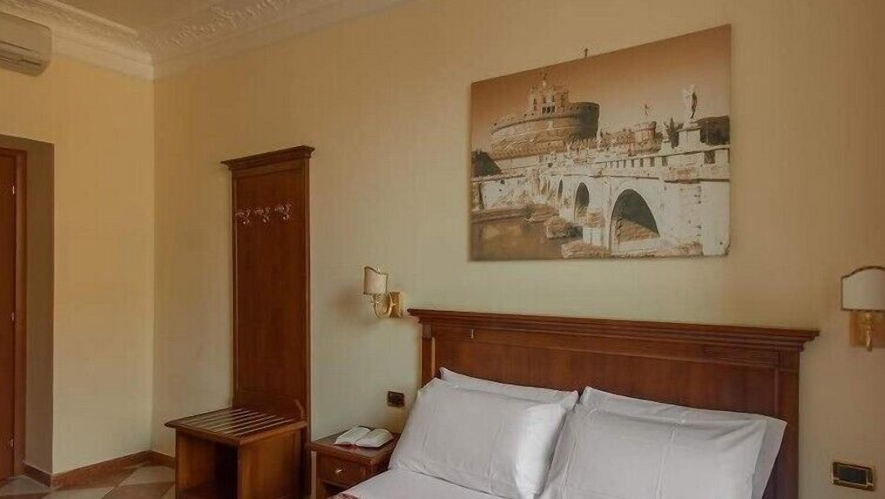 Safe på rommet, skrivebord, blendingsgardiner og wi-fi (inkludert)