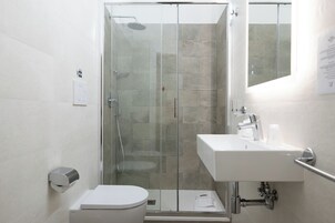 Deluxe Double Room | Bathroom | Shower, eco-friendly toiletries, hair dryer, towels