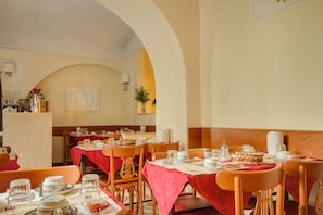 Colazione a buffet, servita tutte le mattine (5 EUR a persona)