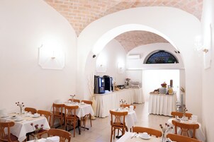 Colazione a buffet a pagamento, servita tutte le mattine 
